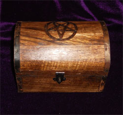 (Новинка!) АКТИВАТОР АМУЛЕТОВ И ТАЛИСМАНОВ №11 (шкатулка средняя из красного дерева)