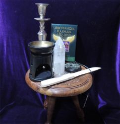 Магический сет, алтарь сборный (тренога) из красного дерева, атам из кости, подсвечник, ритуальная жаровня для аромамасел, большой кристалл кварца, оракул архангела Рафаеля (на английском), оргоновый активатор "третьего глаза",шкатулка и светильник Соломо