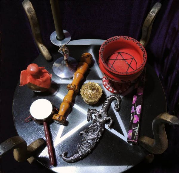 Пентакли мечи кубки. Магия предметы. Ритуальные предметы для магии. Магические предметы силы. Магический инструментарий.